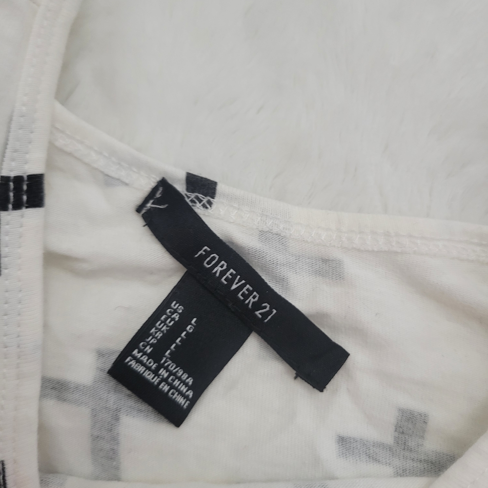 Forever 21 Monochrome Patterned Top - Picture 3 of 5